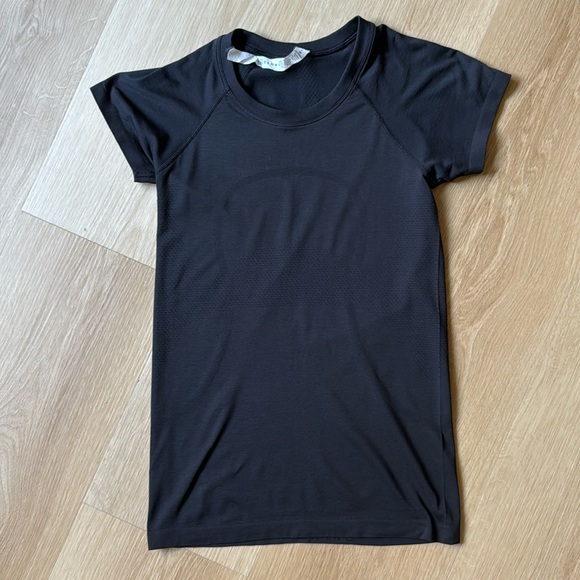 Lululemon Size 6 Swiftly Tech Short-Sleeve Shirt 2.0
Hip Length Black - Picture 3 of 6